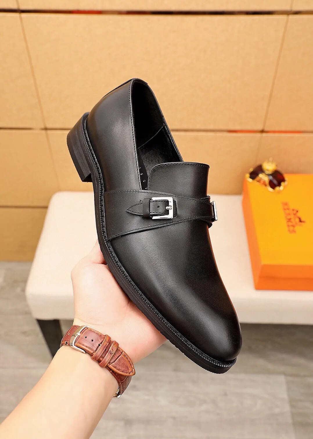 Men's shoes 💰480 💐 Product trademark: HERMES "Hermès" casual leather shoes Regular size: 38-44 (45🉑️customized) Product materials: Selected imported first-layer calfskin upper + classic hardware buckle, imported water-dyed 🐂 cowhide lining. Strong three-dimensional visual effect, non-slip and wear-resistant combination outsole Color: 2⃣️colors available